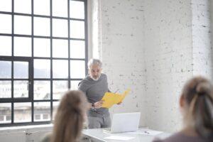 Mentor trabajando con sus mentees